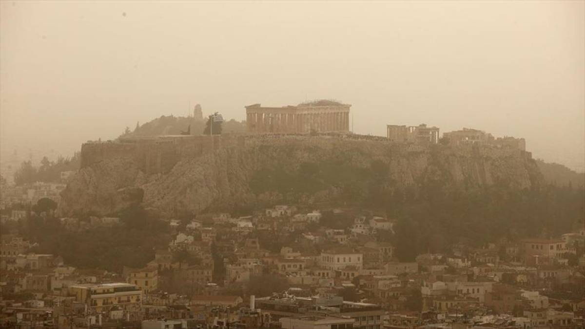 Afrika tozu, Atina'da g&ouml;ky&uuml;z&uuml;n&uuml; sarıya boyadı