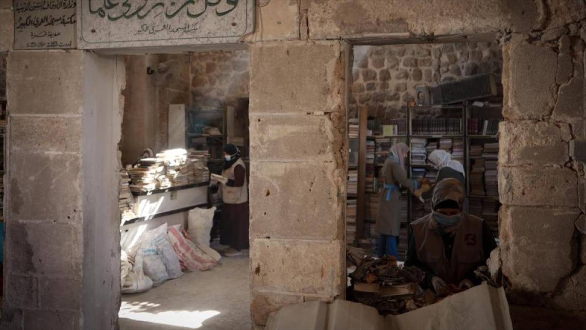 Gazze&rsquo;de g&ouml;n&uuml;ll&uuml;ler, B&uuml;y&uuml;k &Ouml;meri Camisi K&uuml;t&uuml;phanesi'nin k&uuml;lt&uuml;rel mirasını korumaya &ccedil;alışıyor