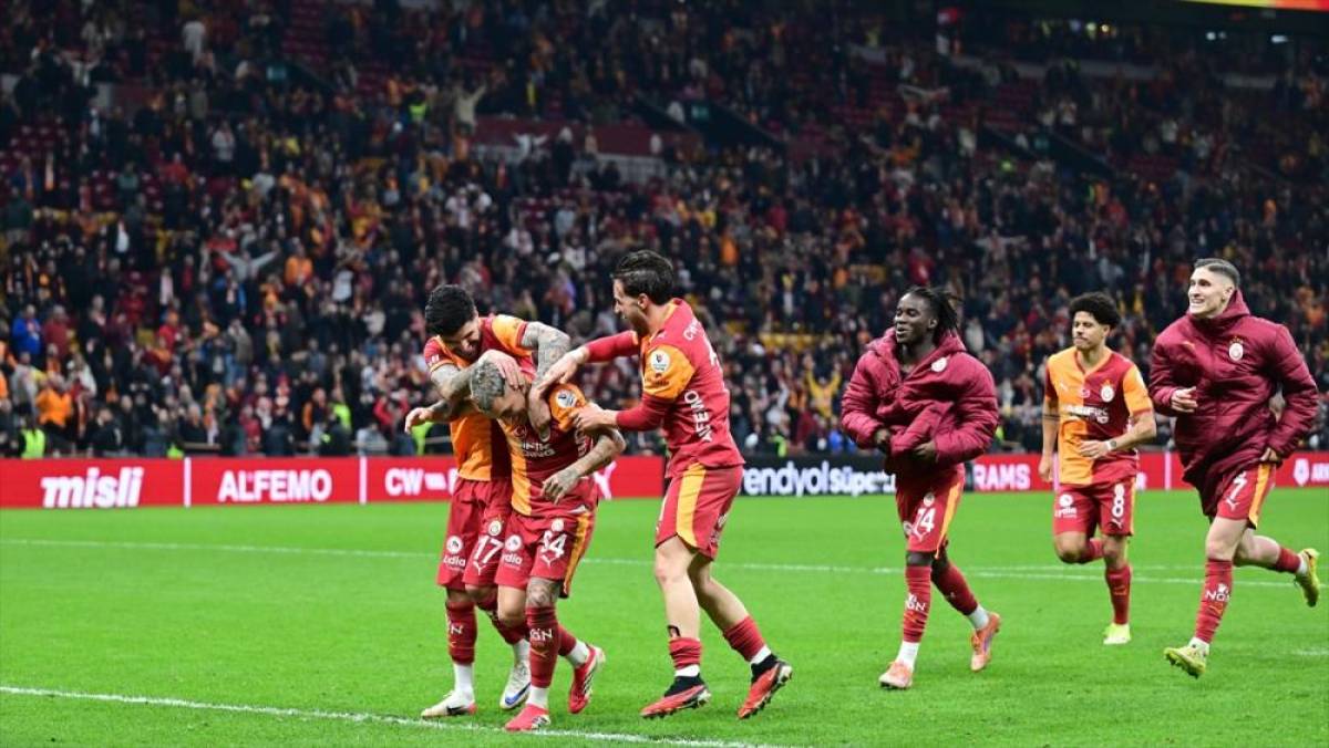 Galatasaray, S&uuml;per Lig'in 68 sezonluk puan cetvelinde Fenerbah&ccedil;e ile farkı kapatıyor
