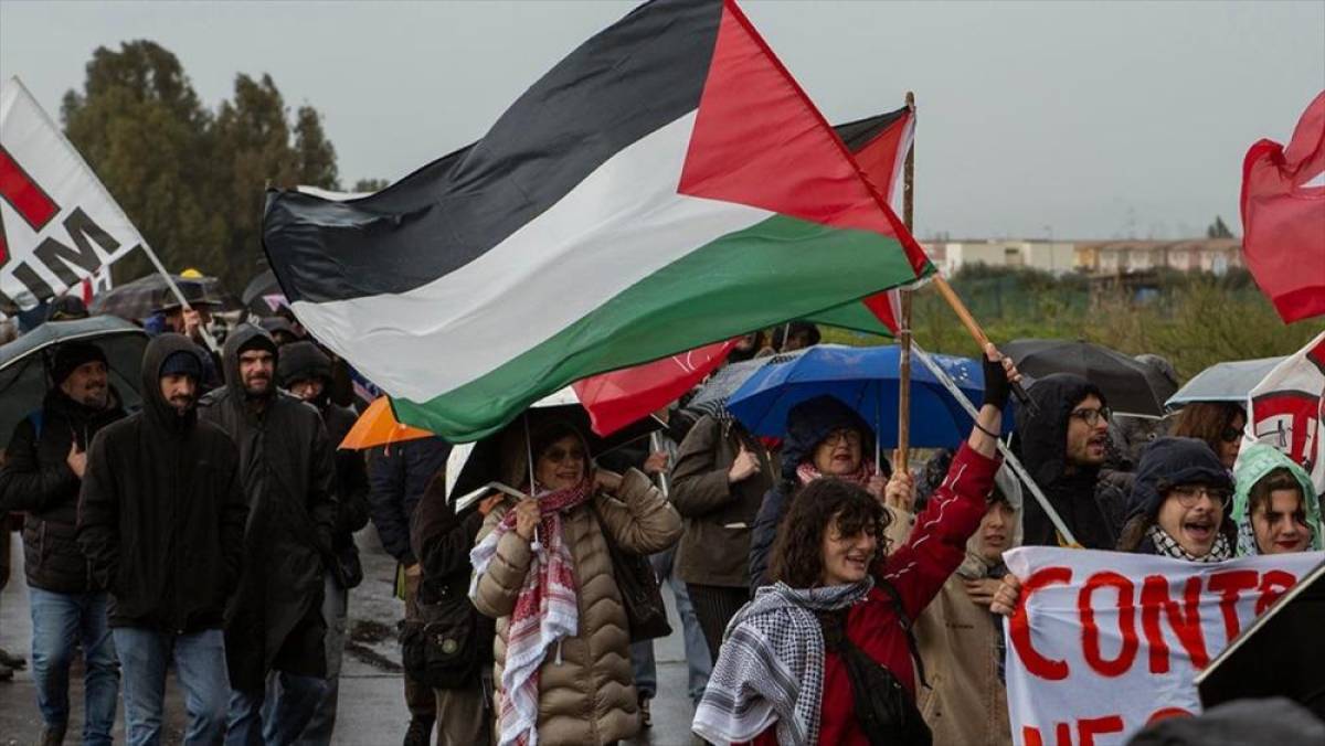 İtalya'daki ABD &uuml;ss&uuml; yakınlarında protesto d&uuml;zenlendi