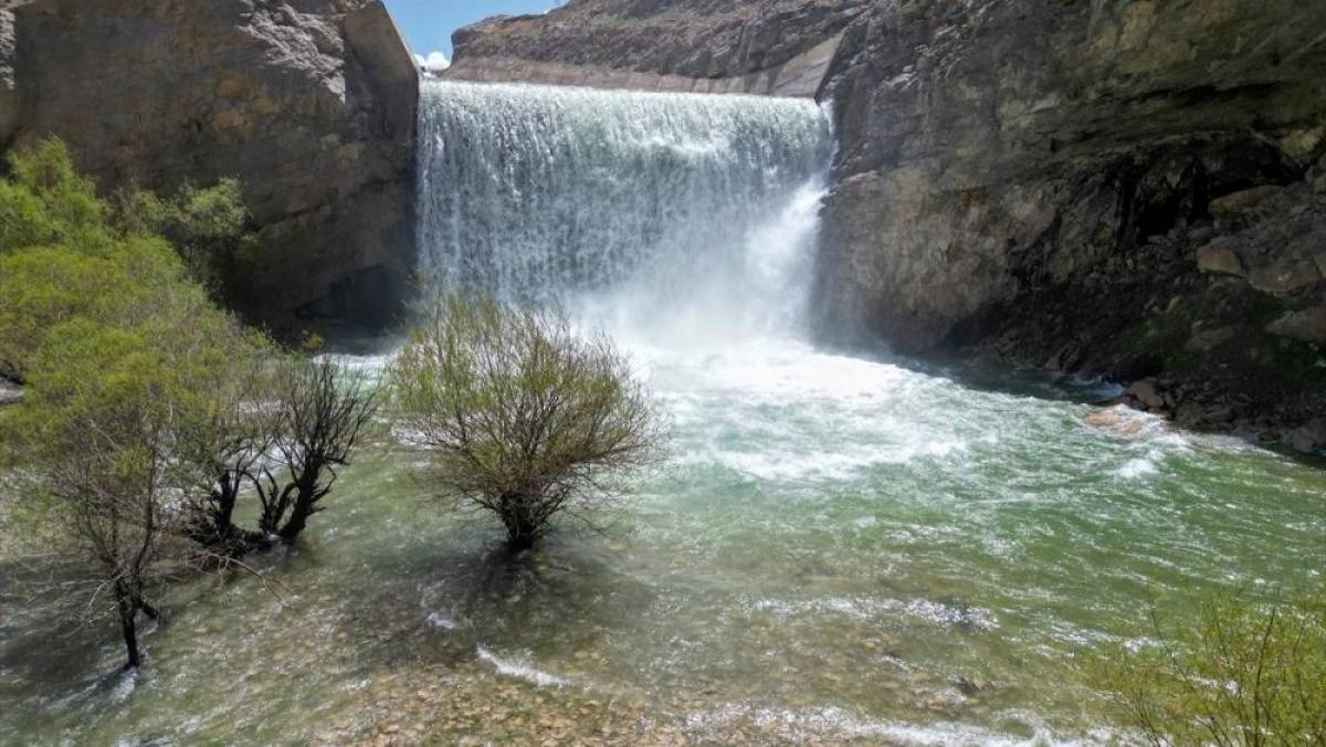 Doğu'da yağışlarla barajlar tam kapasiteye ulaştı, bazılarında kapaklar a&ccedil;ıldı