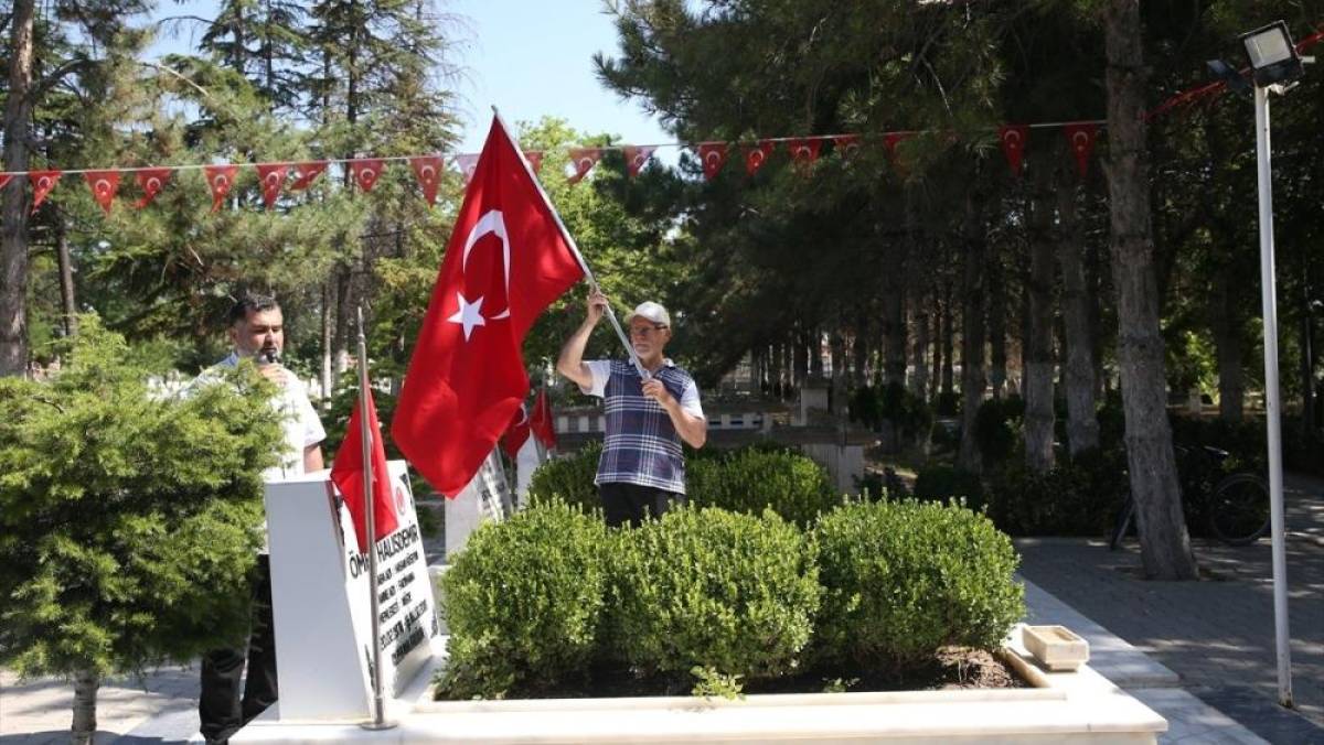 15 Temmuz kahramanı şehit &Ouml;mer Halisdemir'in kabrinde yoğunluk yaşanıyor