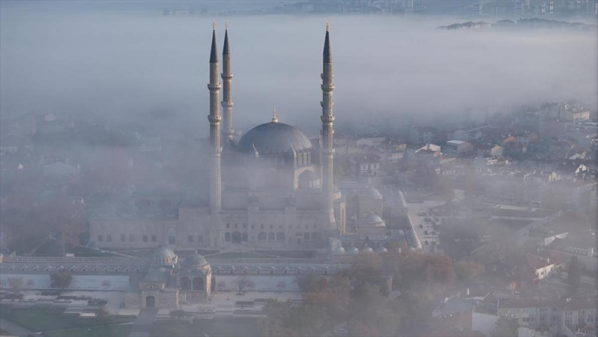 Selimiye Camisi sis içindeyken havadan görüntülendi