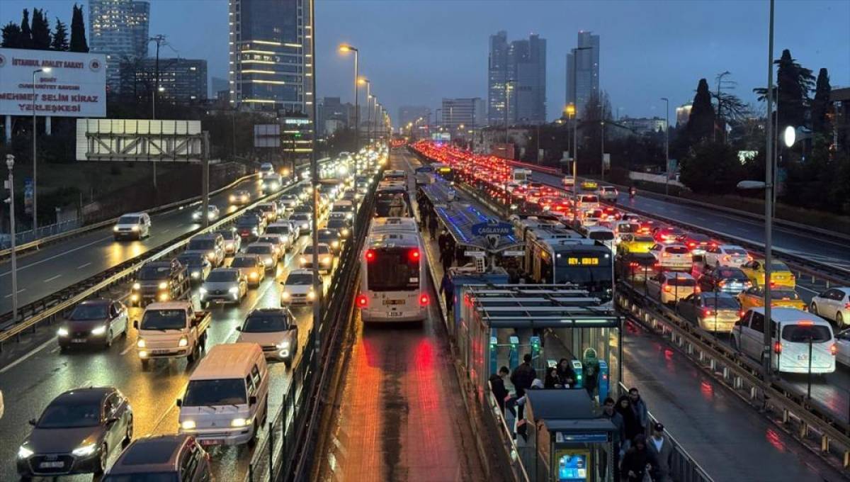 İstanbul'da akşam saatlerinde trafik yoğunluğu y&uuml;zde 89'a &ccedil;ıktı