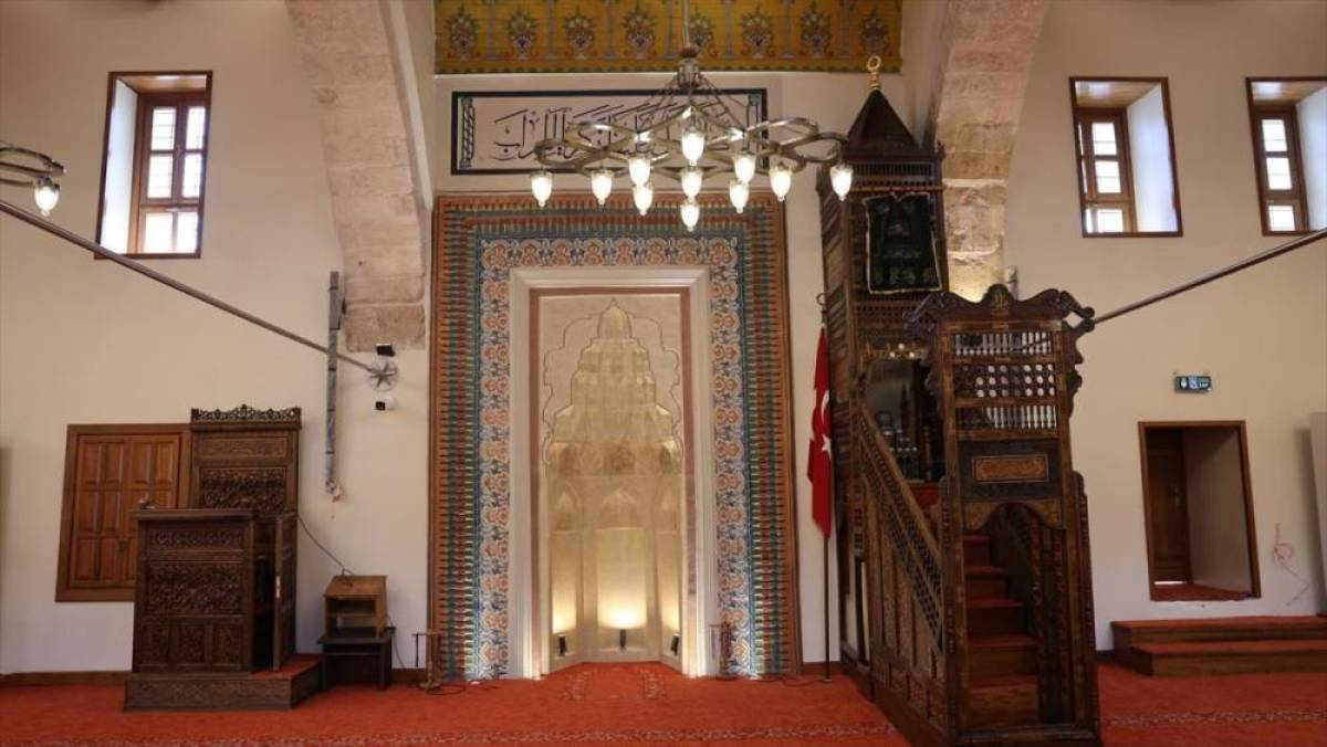 Depremde hasar g&ouml;ren Kahramanmaraş'ın simgelerinden Ulu Cami yeniden ibadete a&ccedil;ıldı