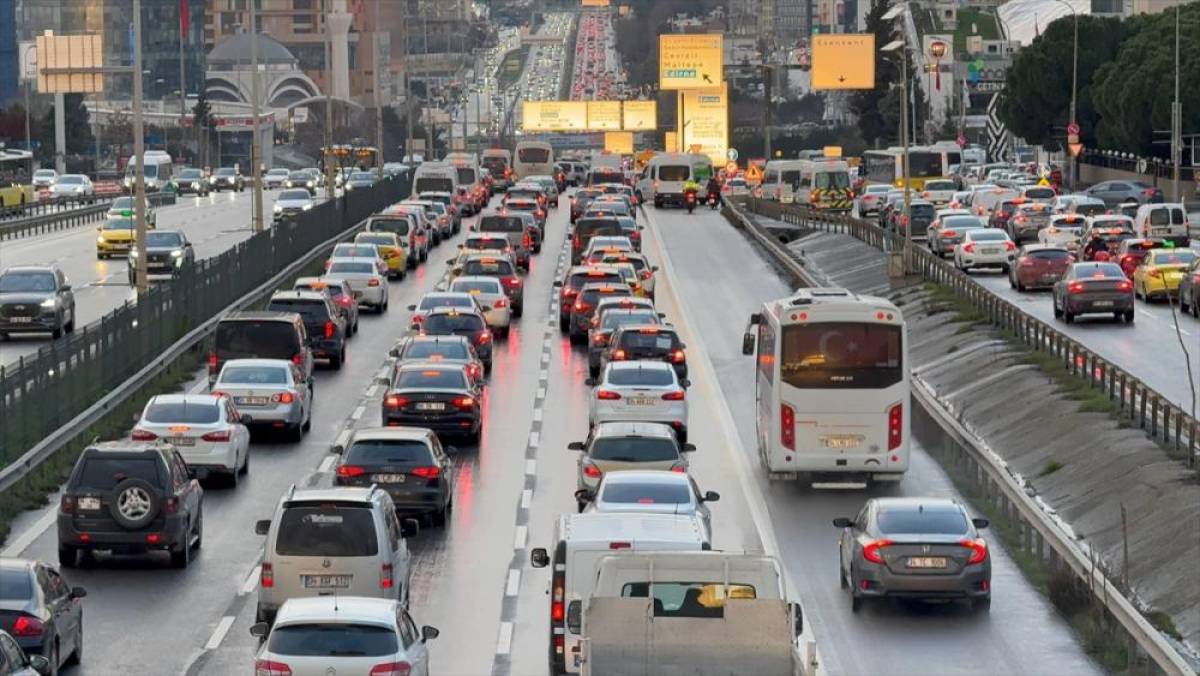 İstanbul'un Anadolu Yakası'nda trafik yoğunluğu y&uuml;zde 90'a ulaştı