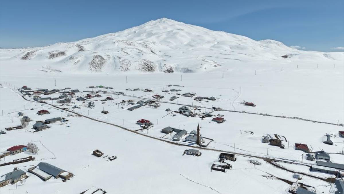 Van ve Bitlis'in kırsal b&ouml;lgelerinde zorlu kış şartlarıyla m&uuml;cadele s&uuml;r&uuml;yor