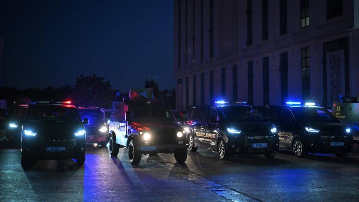 İstanbul'da yeni nesil su&ccedil; &ouml;rg&uuml;tlerine y&ouml;nelik operasyonda yakalanan 178 ş&uuml;pheli adliyede