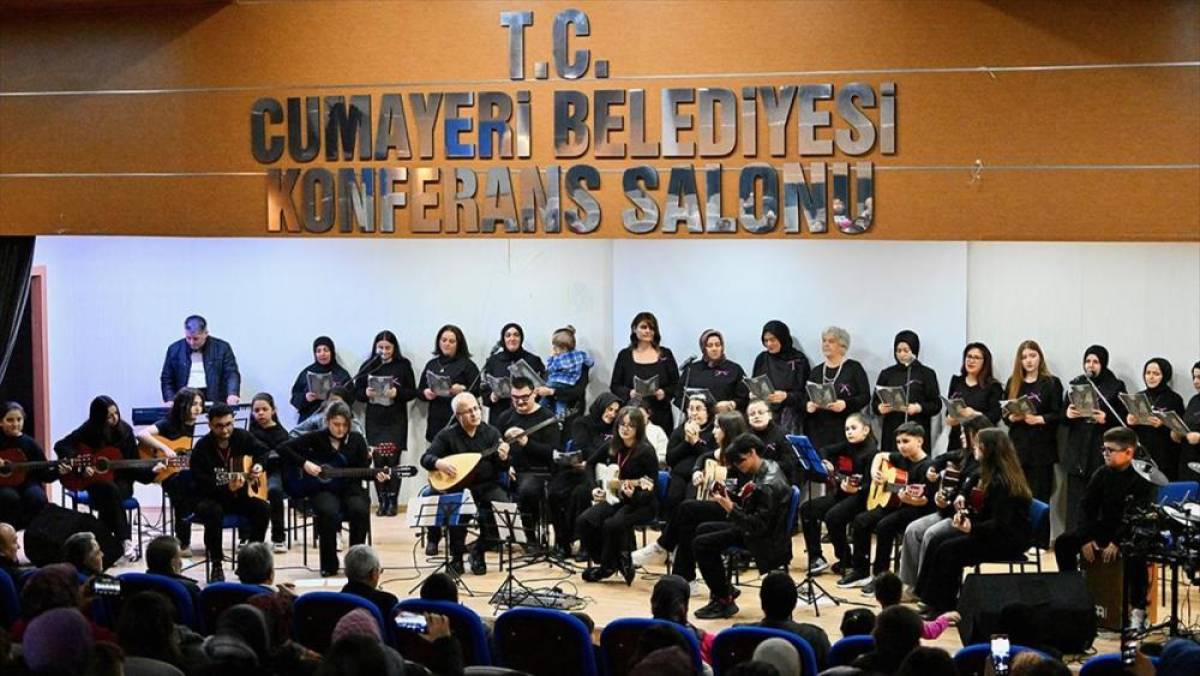 Belediye başkanının bağlamasıyla eşlik ettiği il&ccedil;e halk korosu unutulmaz şarkıları seslendiriyor