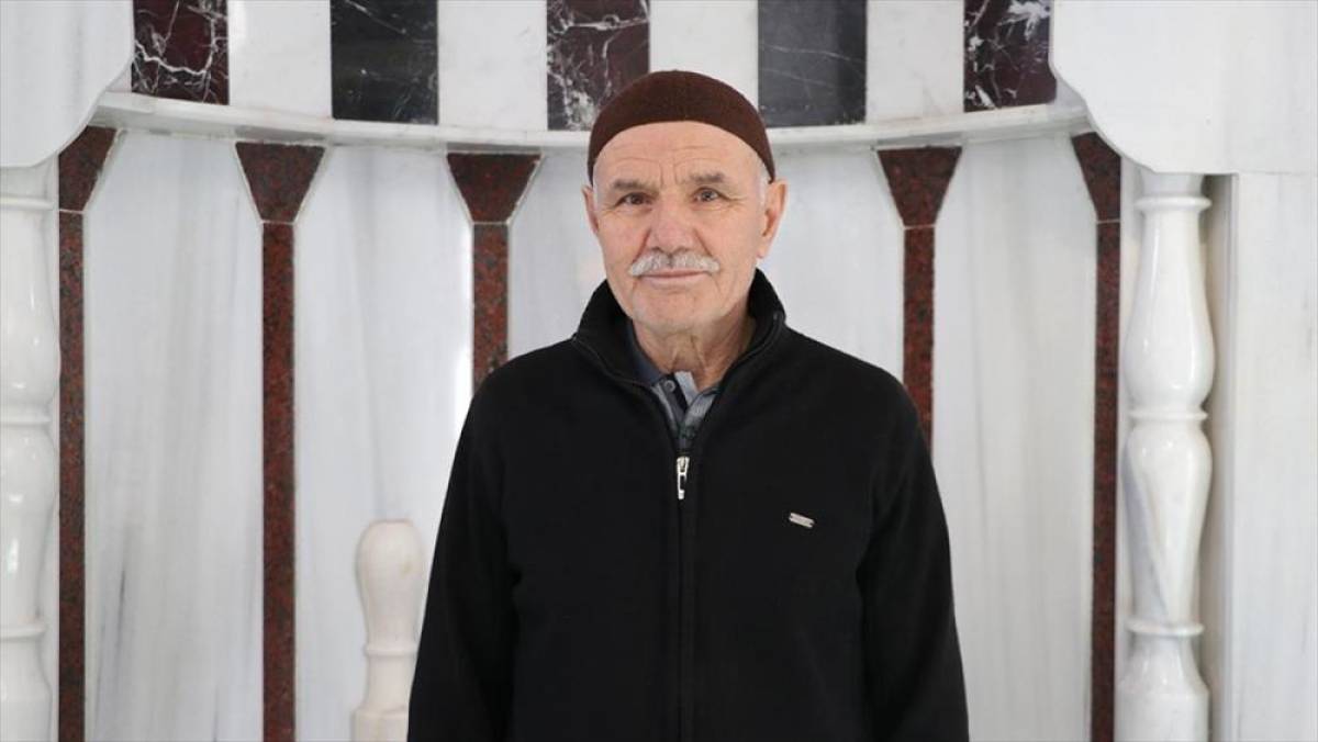 Mahallesindeki caminin kapısını 20 yıldır hem ibadet hem de temizlik i&ccedil;in aralıyor