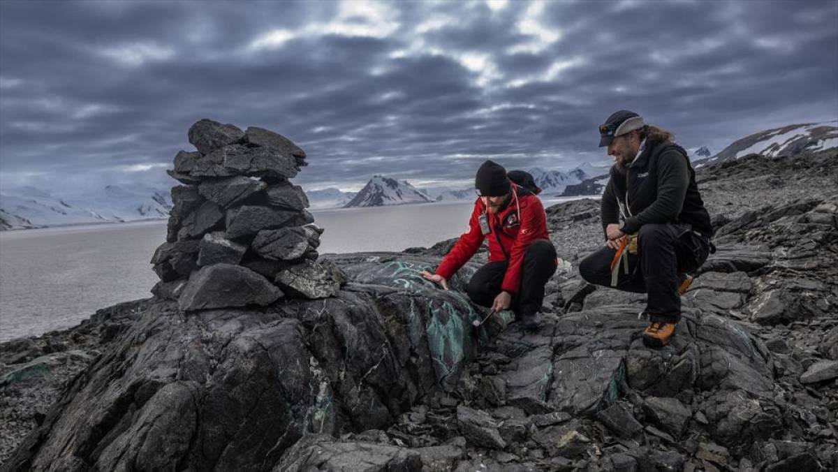 T&uuml;rk ve Bulgar jeologlar Antarktika'nın milyonlarca yıllık jeolojik ge&ccedil;mişini araştırıyor