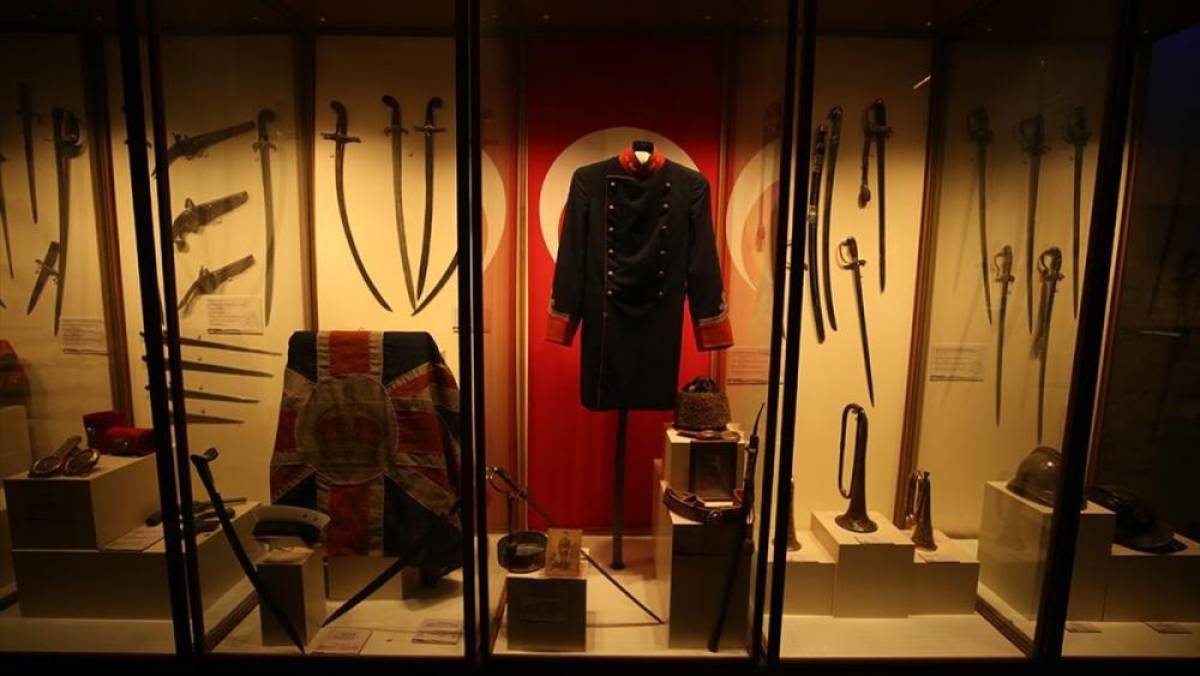 Şehit subayın 111 yıllık emanetleri &Ccedil;anakkale Deniz M&uuml;zesi'nde sergileniyor