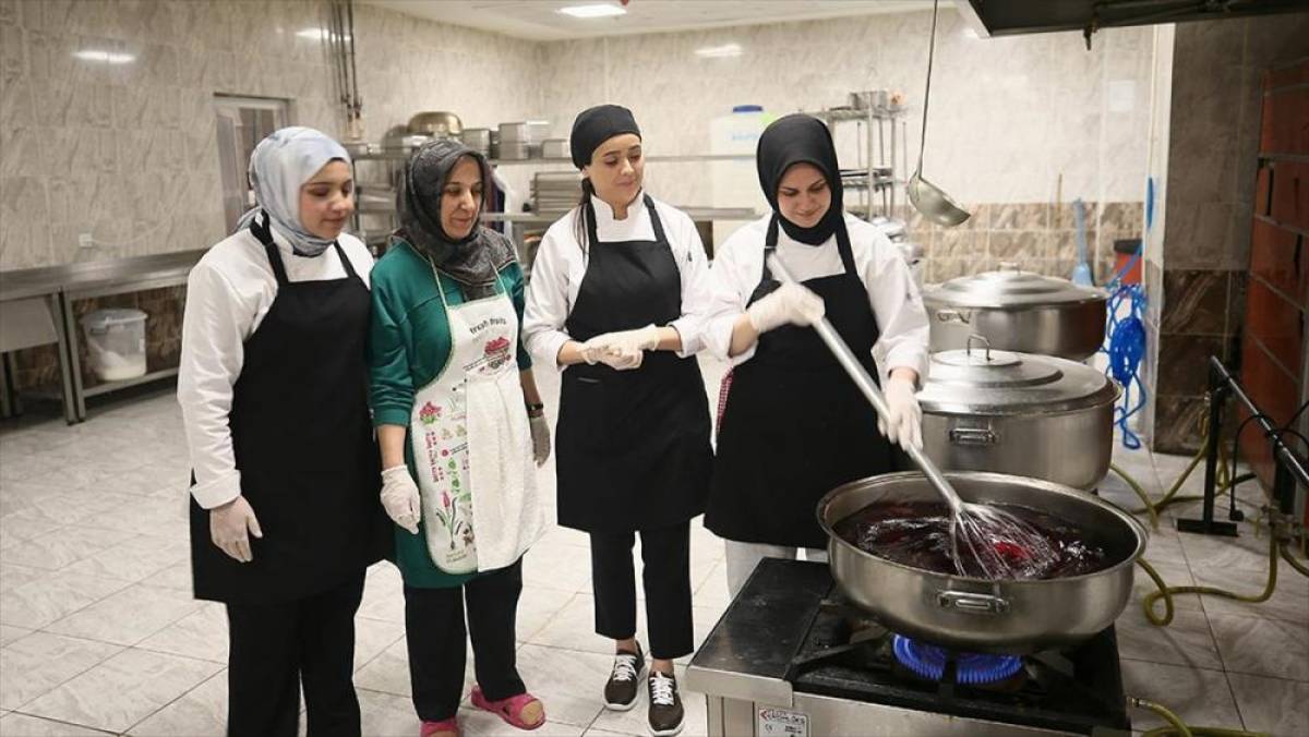 &Uuml;niversite &ouml;ğrencileri "Ninemin Tarifleri At&ouml;lyesi" ile y&ouml;resel yemekleri &ouml;ğreniyor