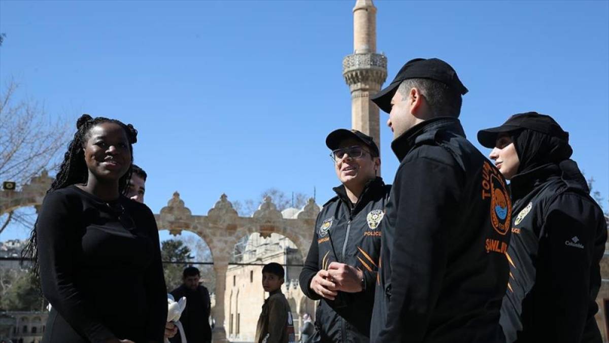 Şanlıurfa'da "turizm polisi" rehberlik hizmetiyle turistlere g&uuml;ven veriyor