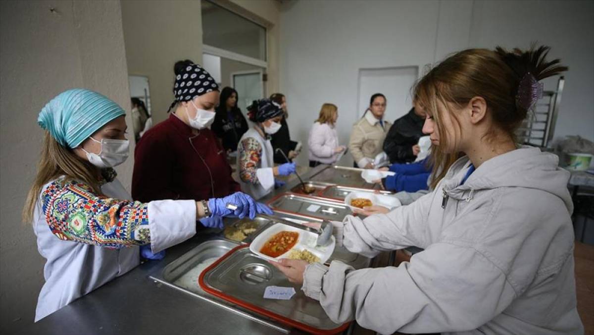 Balıkesir'de meslek liseliler g&uuml;nl&uuml;k 600 kişilik yemek &uuml;retiyor