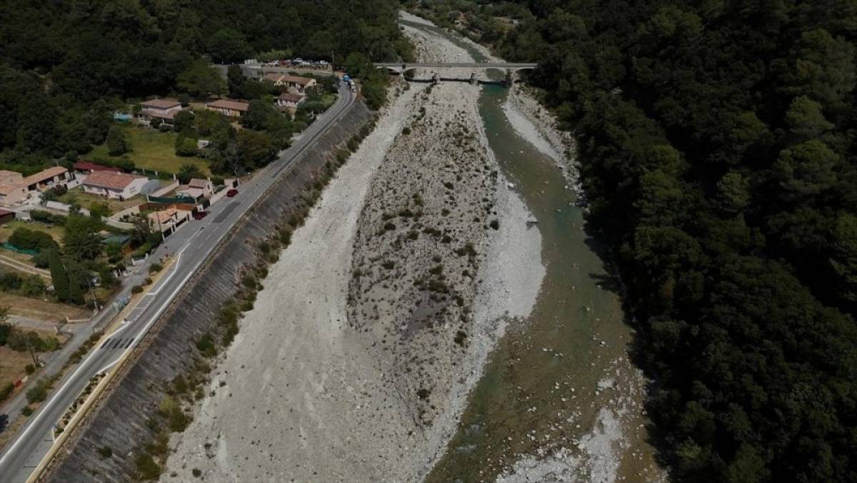 Fransa'da haftalardır s&uuml;ren aşırı sıcaklar nehirlerin su seviyesini d&uuml;ş&uuml;rd&uuml;