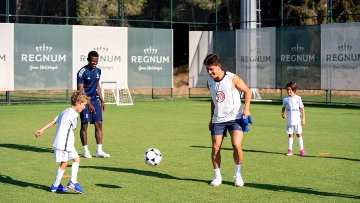 Milli oyuncu Arda G&uuml;ler, Antalya'da &ccedil;ocuklarla antrenmanda yaptı