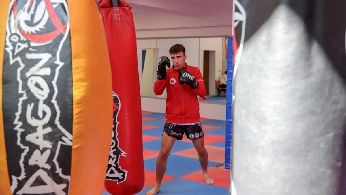 Antren&ouml;rs&uuml;z d&uuml;nya ikincisi olan milli sporcunun hedefi zirve
