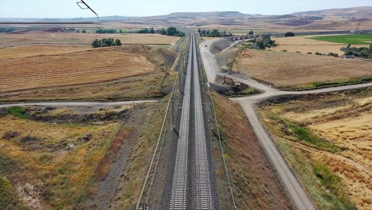 Ankara-Kayseri seyahat s&uuml;resini 1 saat 45 dakikaya d&uuml;ş&uuml;recek projede fiziki ilerleme y&uuml;zde 50'yi ge&ccedil;ti