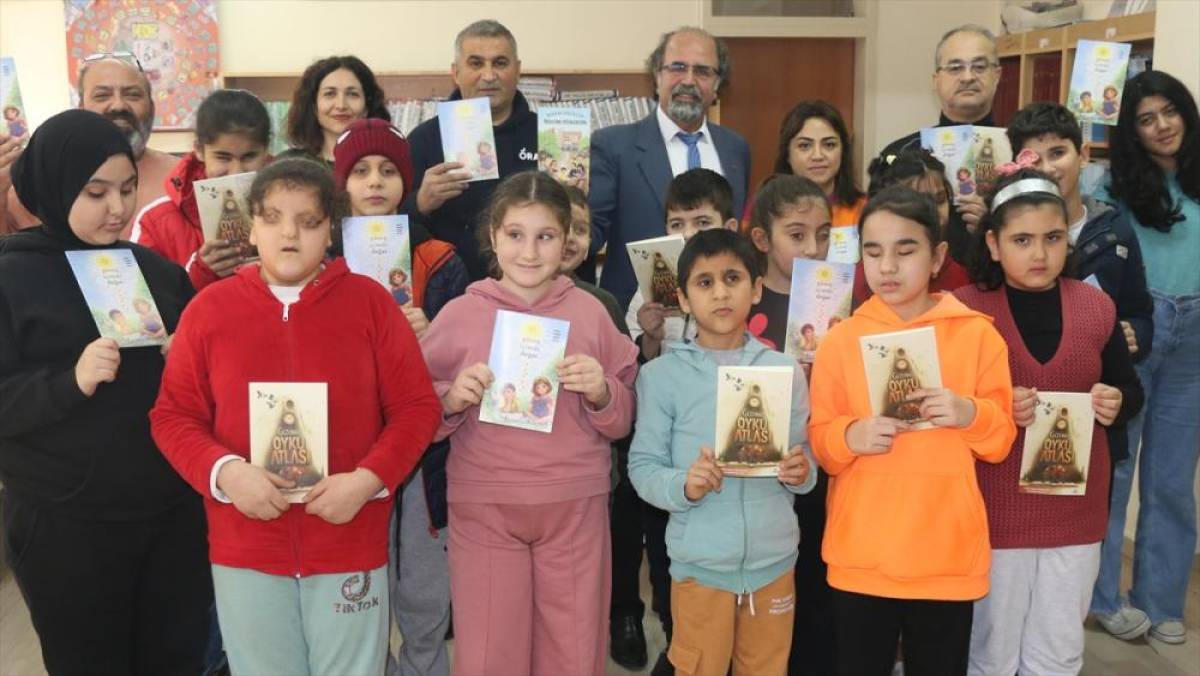G&ouml;rme engelli &ouml;ğrencilerin Braille alfabesiyle yazdığı &ouml;yk&uuml; ve şiirler kitaplaştırıldı
