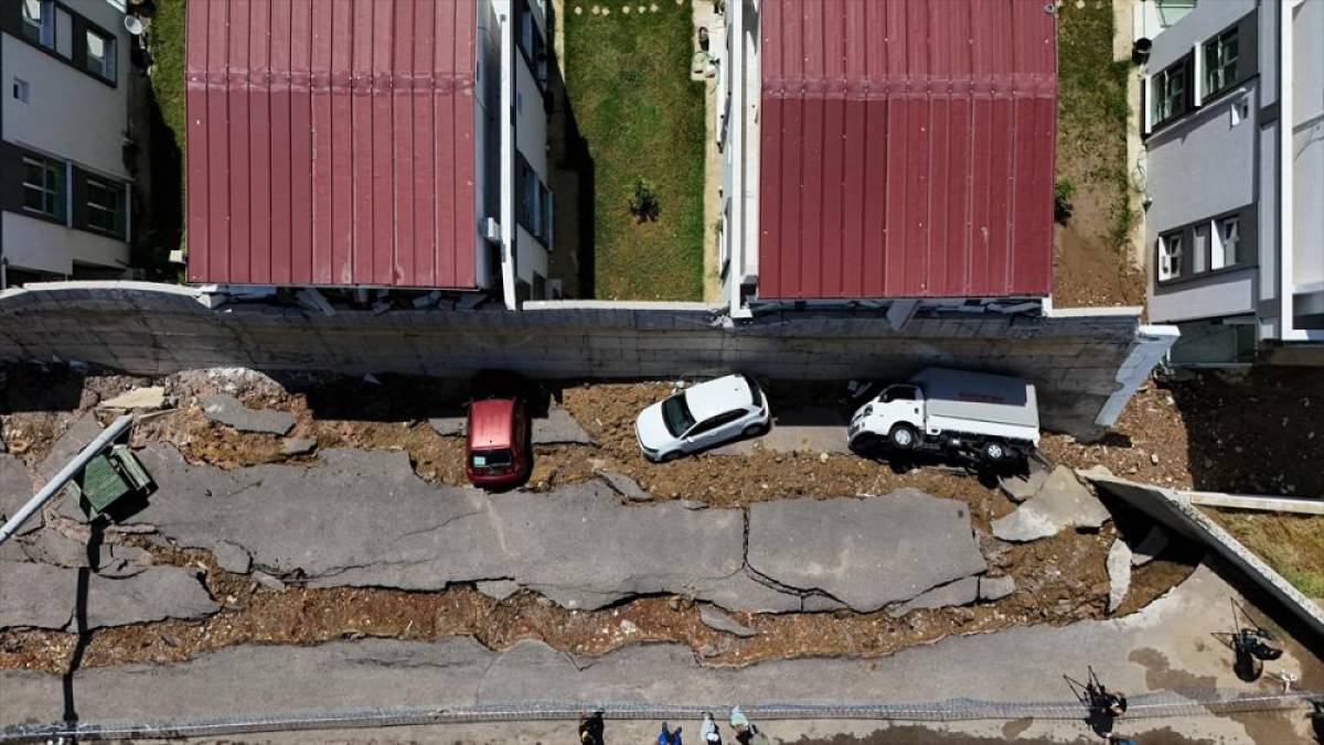 İzmir'de &ccedil;&ouml;ken istinat duvarıyla ilgili "acilen yeniden yapılmalı" raporu hazırlanmış