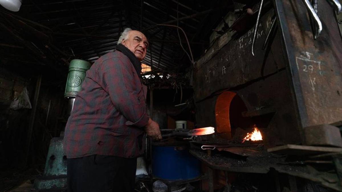 Yarım asrı aşkın s&uuml;redir d&ouml;vd&uuml;ğ&uuml; demiri tarım aletlerine d&ouml;n&uuml;şt&uuml;r&uuml;yor