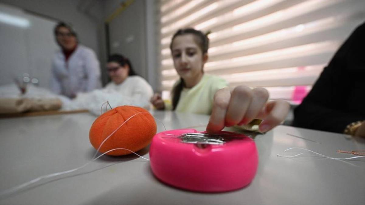 Mesai saatlerinin dışında kursta buluştuğu "&ouml;zel" &ouml;ğrencilerini hayata hazırlıyor