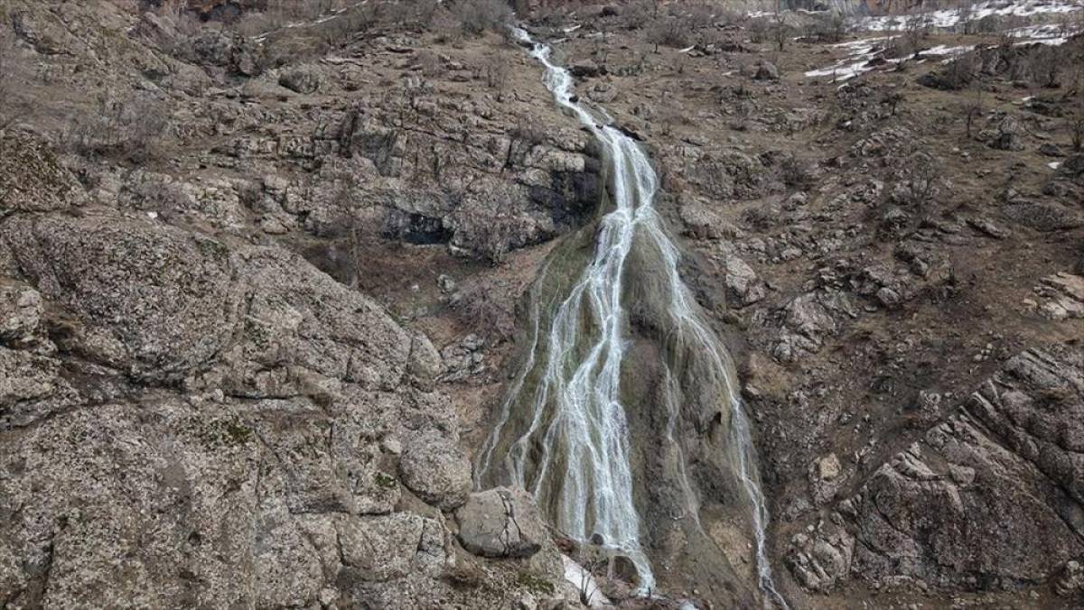 Hakkari'de karların erimesiyle Kırca Şelalesi yeniden canlandı