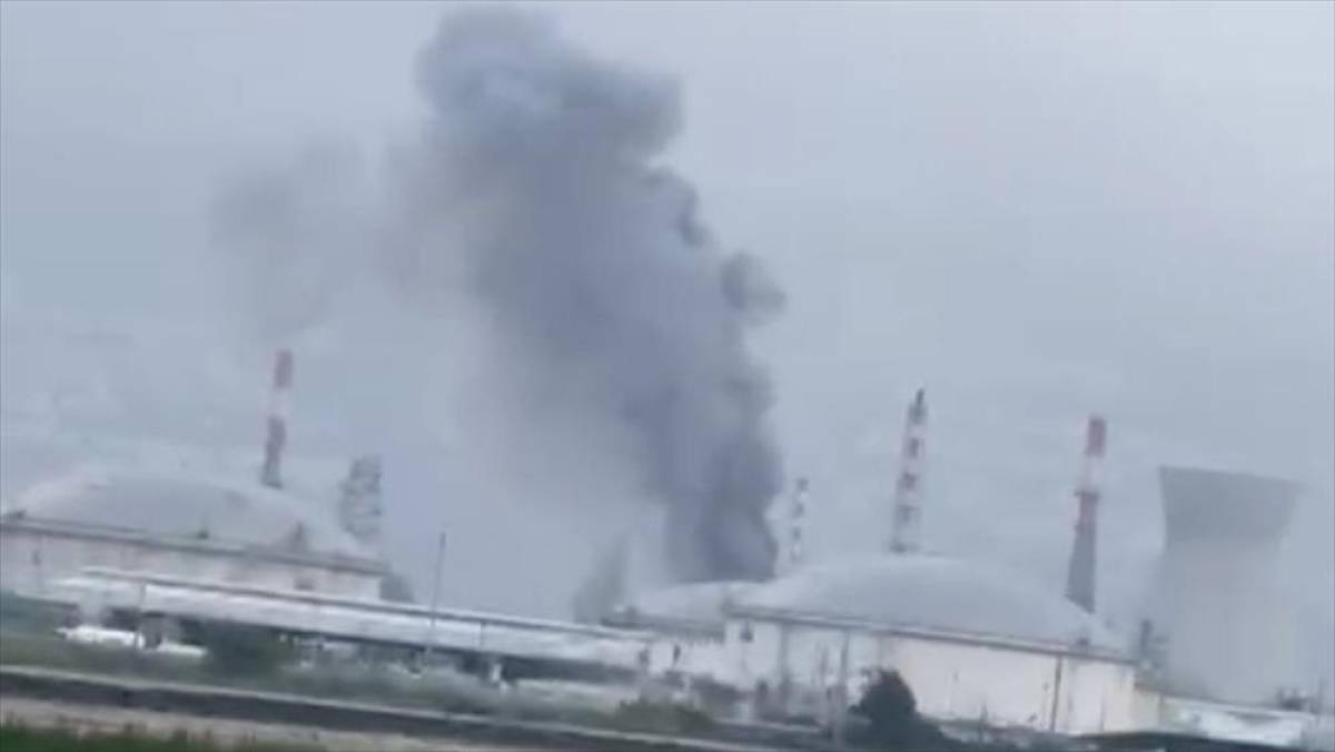 İran&rsquo;ın hedef aldığı İsrail'in Hayfa kentindeki petrol rafinerisinden siyah dumanlar y&uuml;kseliyor