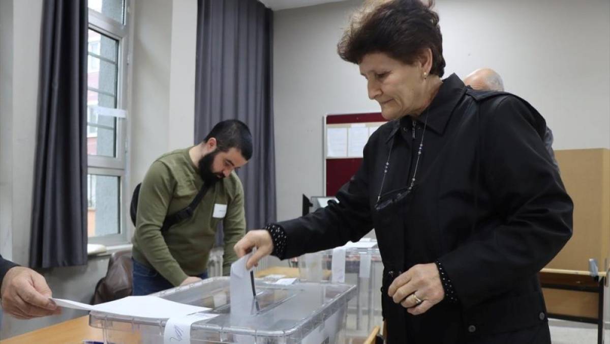 Trakya'da yaşayan &ccedil;ifte vatandaşlar, Bulgaristan'daki genel se&ccedil;im i&ccedil;in oy kullanmaya başladı