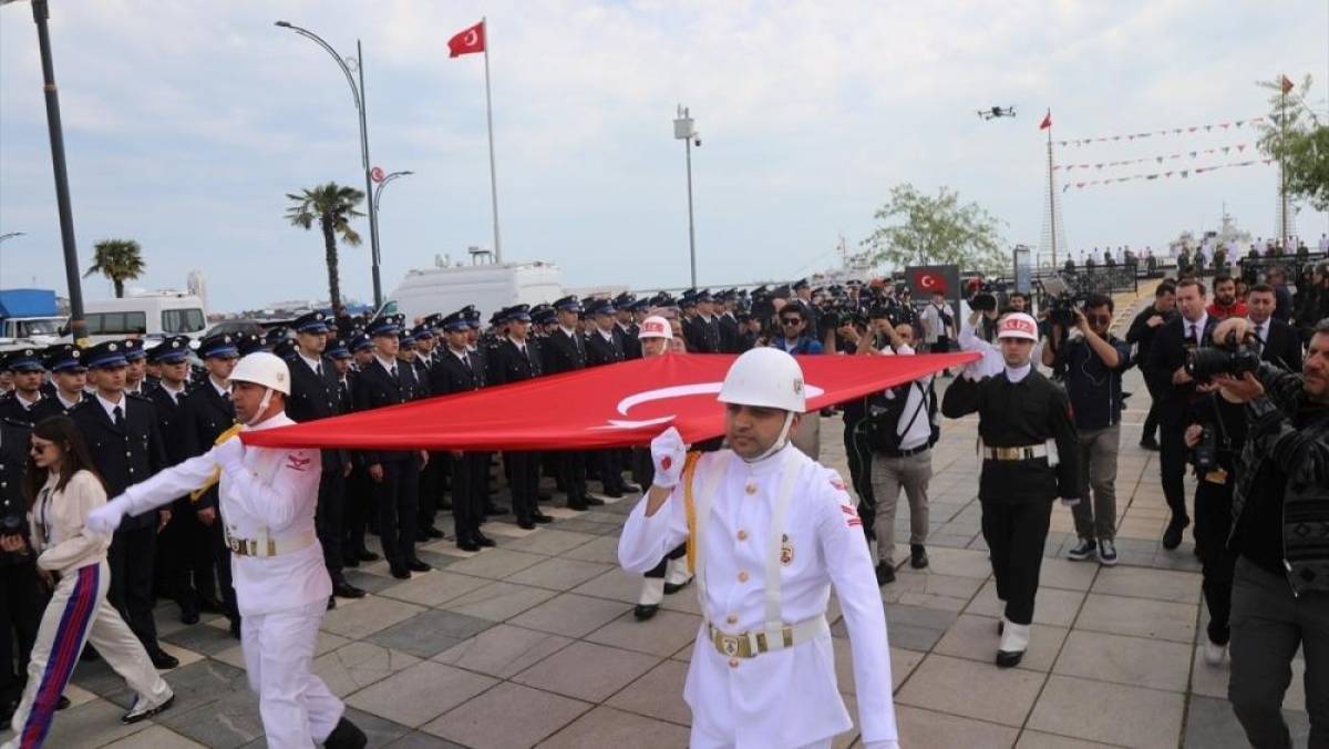 Atat&uuml;rk'&uuml; temsil eden bayrak Samsun'da karaya &ccedil;ıkarıldı