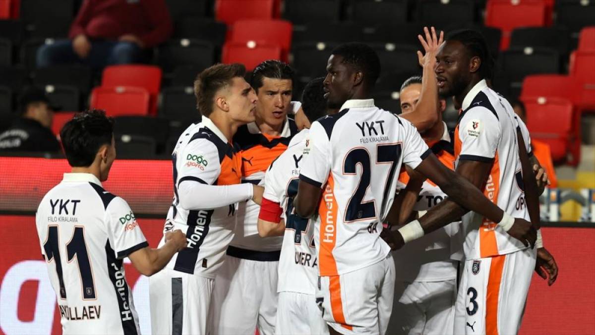 Başakşehir, S&uuml;per Lig'de k&ouml;t&uuml; başladığı sezonu iyi bitirdi