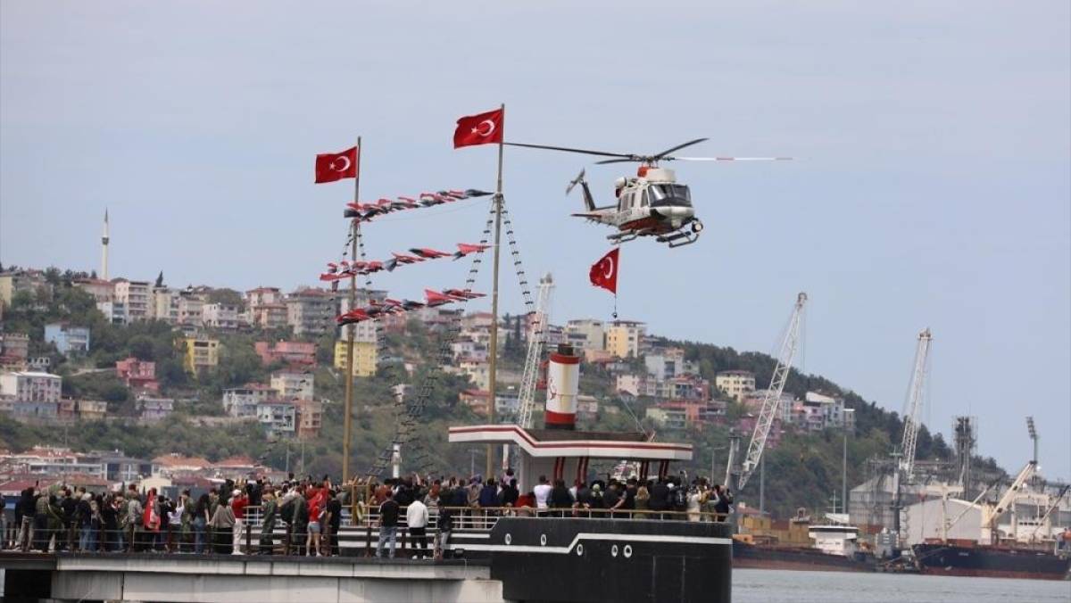 Samsun'da T&uuml;rk bayrakları ve Atat&uuml;rk posterleriyle s&uuml;slenen gemiler ge&ccedil;iş t&ouml;reni yaptı