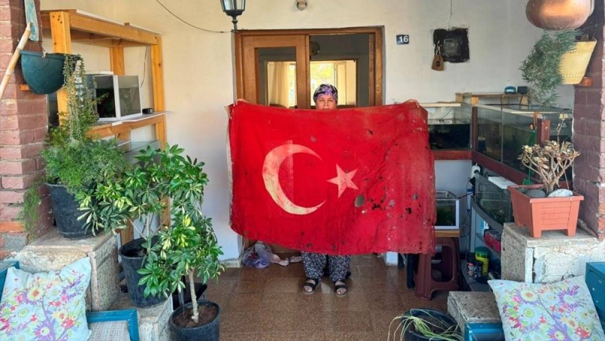 Kıbrıs Barış Harekatı'nda Mehmet&ccedil;iğin kullandığı T&uuml;rk bayrağını sandığında 36 yıldır saklıyor