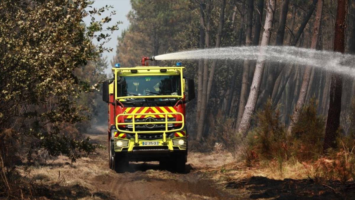 Fransa'nın g&uuml;neydoğusundaki Var'da yaklaşık bir aydır devam eden yangın s&ouml;nd&uuml;r&uuml;ld&uuml;