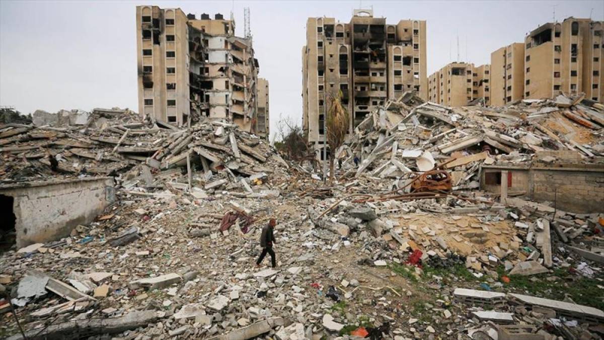 Filistinliler İsrail'in bombaladığı binlerce binanın enkazını kısıtlı imkanlarla kaldırmaya çalışıyor