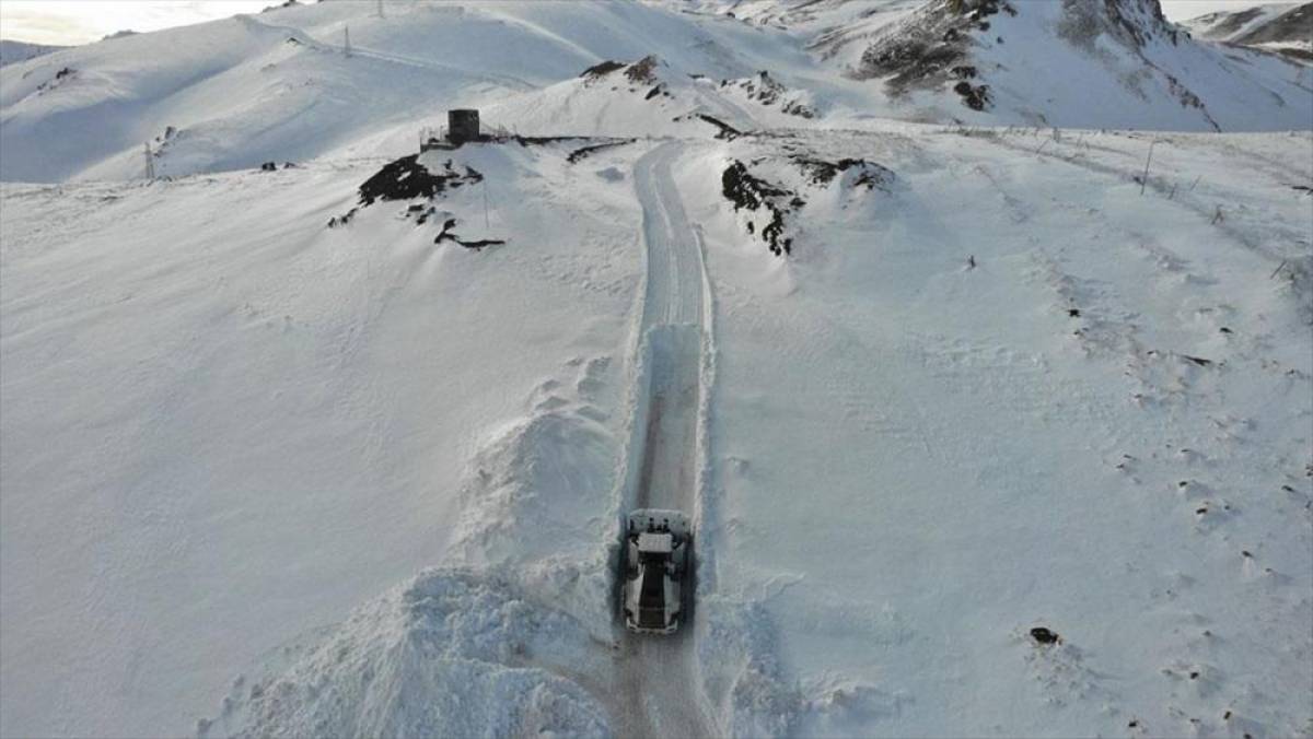 Yüksekova'da ekipler metrelerce kar altındaki yollarda çalışma yürütüyor