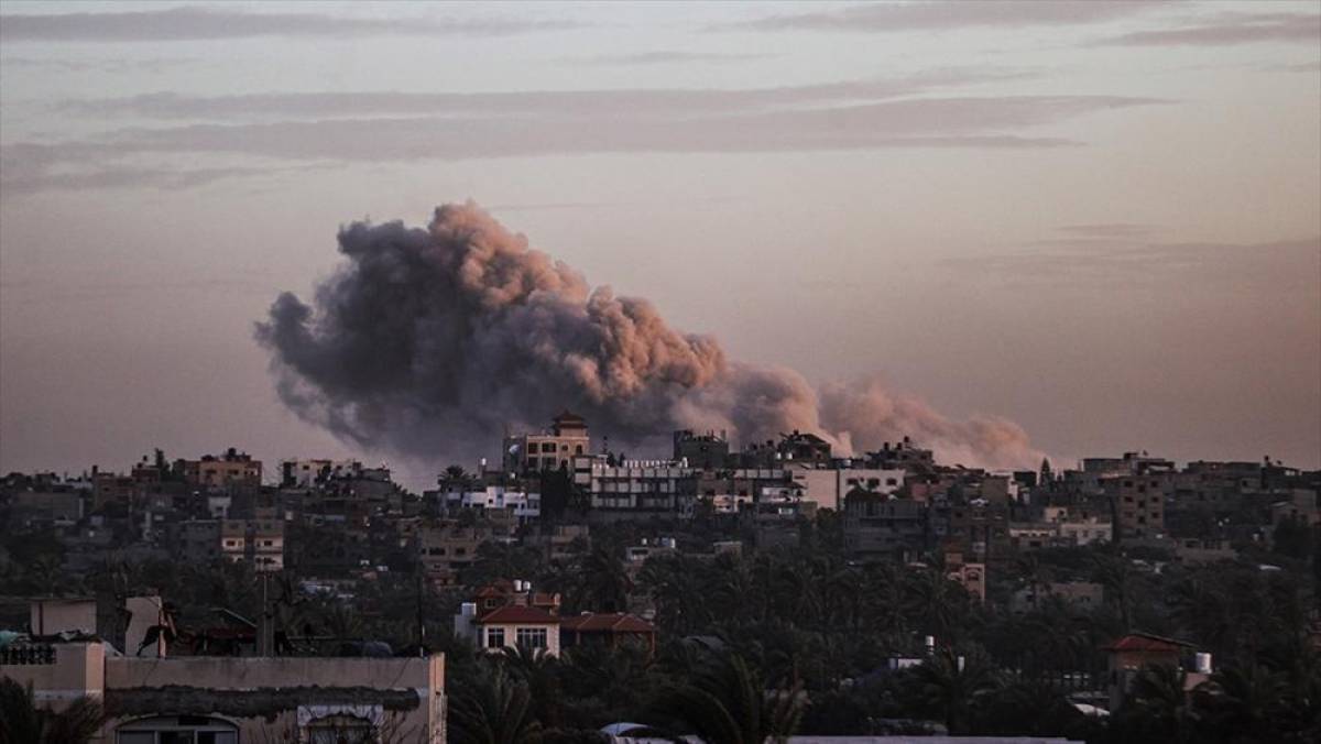 İsrail'in Gazze Şeridi'ne gece boyu süren saldırılarında onlarca Filistinli hayatını kaybetti