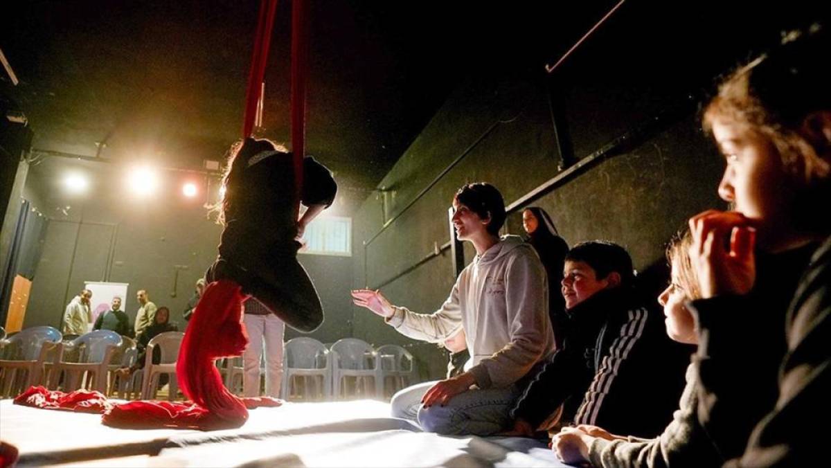 İsrail'in kışlaya &ccedil;evirdiği "&Ouml;zg&uuml;rl&uuml;k Tiyatrosu" Filistinli &ccedil;ocuklar i&ccedil;in başka bir mekanda perdelerini a&ccedil;ıyor