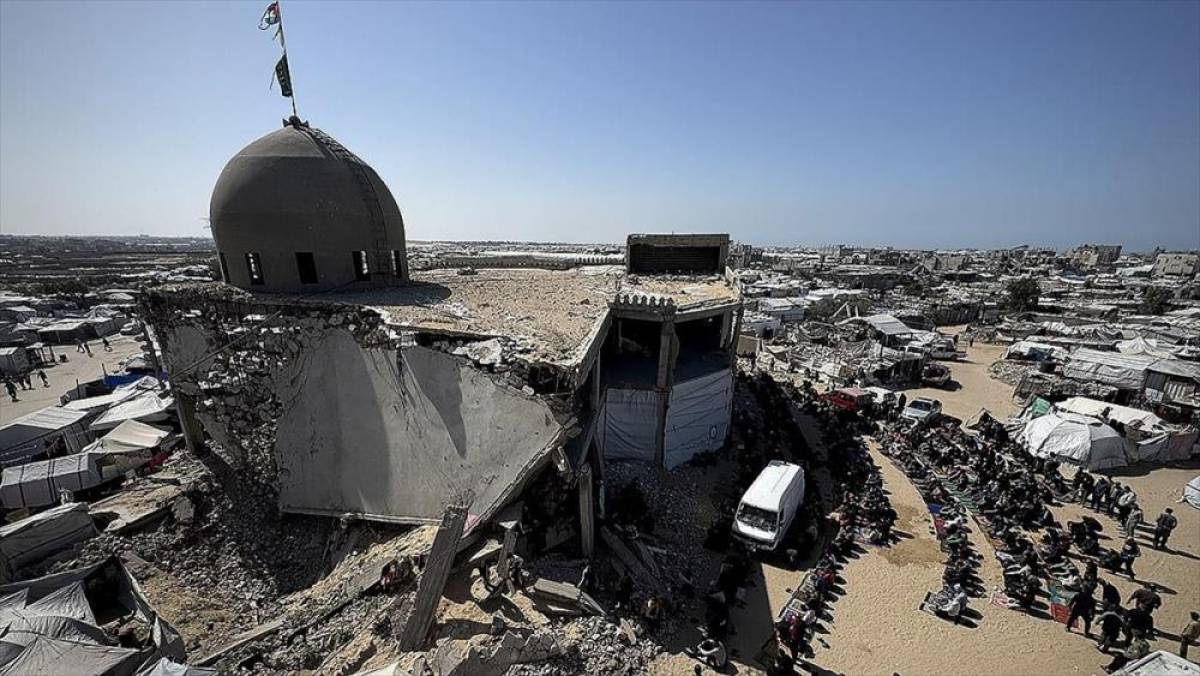 Gazze'de on binlerce kişi ramazanın ilk cumasında, İsrail saldırılarında yıkılan camilerin enkazında saf tuttu