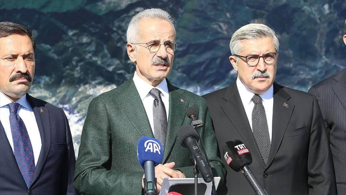 Bakan Uraloğlu: Amanos Dağları'nın altından yaklaşık 20 kilometre uzunluğunda 3 t&uuml;nel inşa ediyoruz
