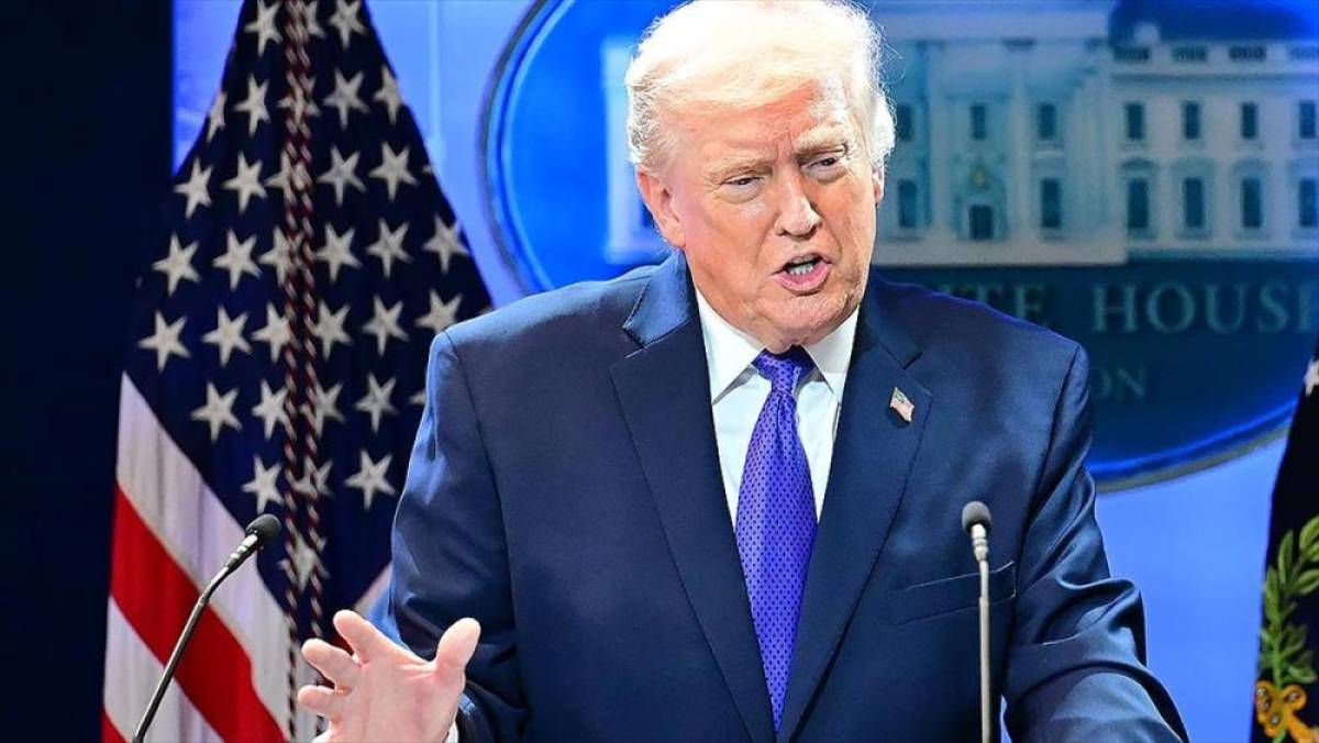 Trump, ABD Y&uuml;ksek Mahkemesinin kararının ardından y&uuml;zde 10'luk k&uuml;resel tarife uygulayacağını duyurdu