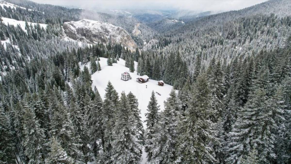 Baharda kar yağışının beyaza b&uuml;r&uuml;d&uuml;ğ&uuml; Ilgaz doğaseverlerden ilgi g&ouml;r&uuml;yor