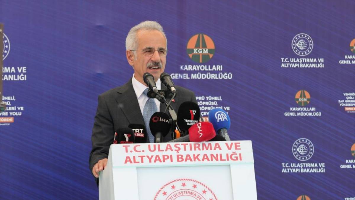 Ulaştırma ve Altyapı Bakanı Uraloğlu: Hakkari'nin her k&ouml;şesini &ccedil;ağın gereklerine uygun hale getirmeye devam edeceğiz