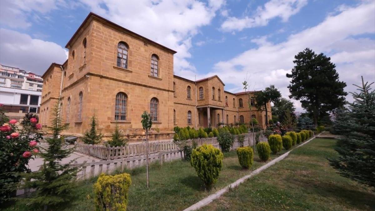 Yozgat Lisesinin ge&ccedil;mişten bug&uuml;ne uzanan eğitim yolculuğu