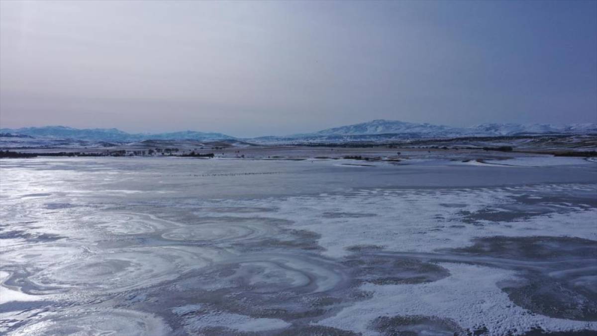 Elazığ'da Cip Barajı soğuk havanın etkisiyle dondu