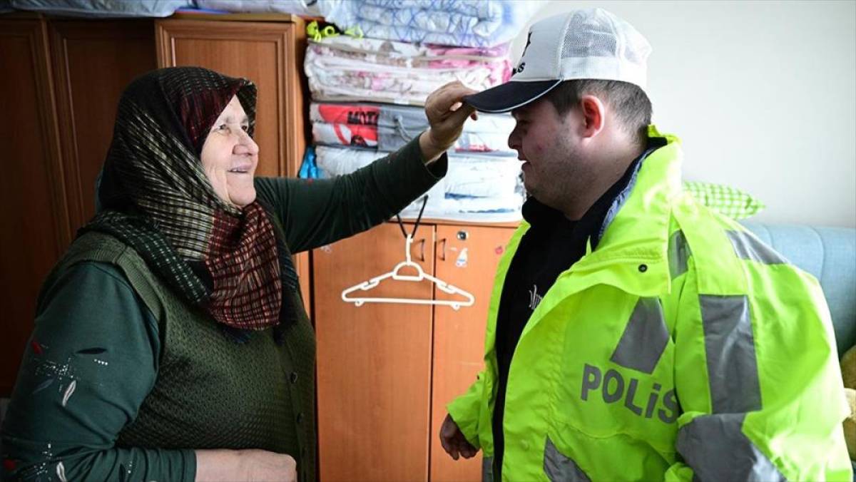 Down sendromlu Fırat emniyetin "g&ouml;n&uuml;ll&uuml; personeli" oldu