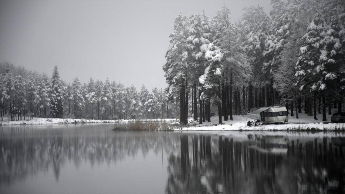 D&uuml;zce'deki Topuk Yaylası karla kaplandı