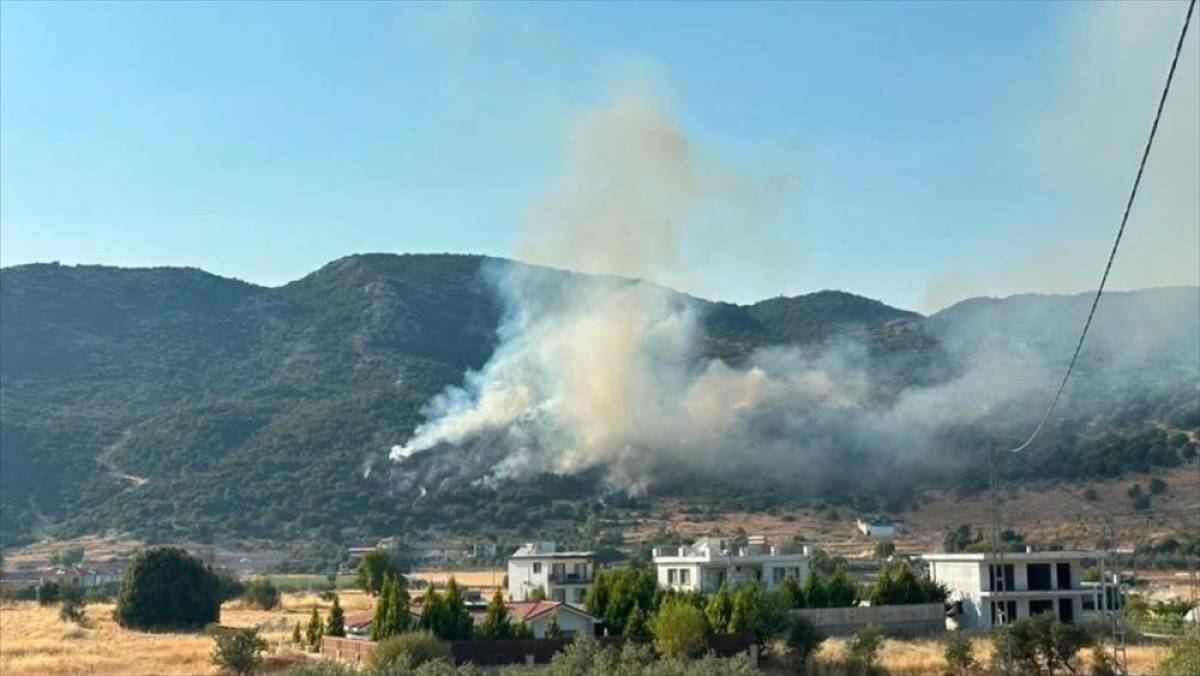 Kaş'ta makilik alanda &ccedil;ıkan yangına m&uuml;dahale ediliyor