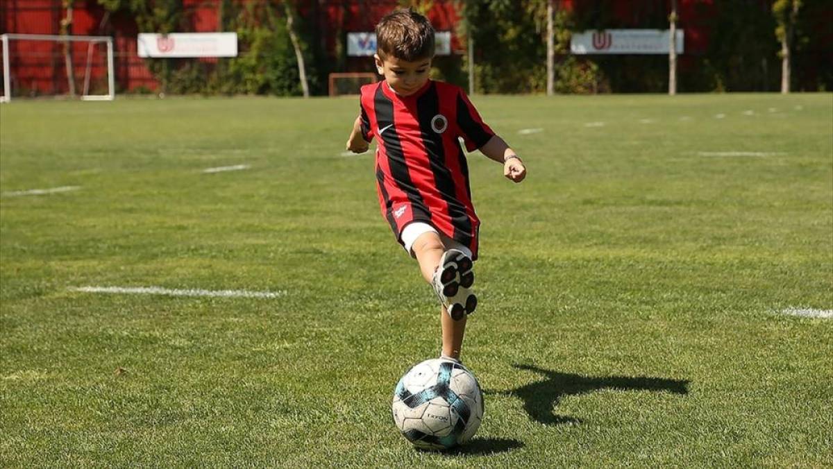 Gen&ccedil;lerbirliği Kul&uuml;b&uuml;, Fenerbah&ccedil;e ma&ccedil;ında forması &ccedil;ıkarılan &ccedil;ocuğu tesislerinde misafir etti
